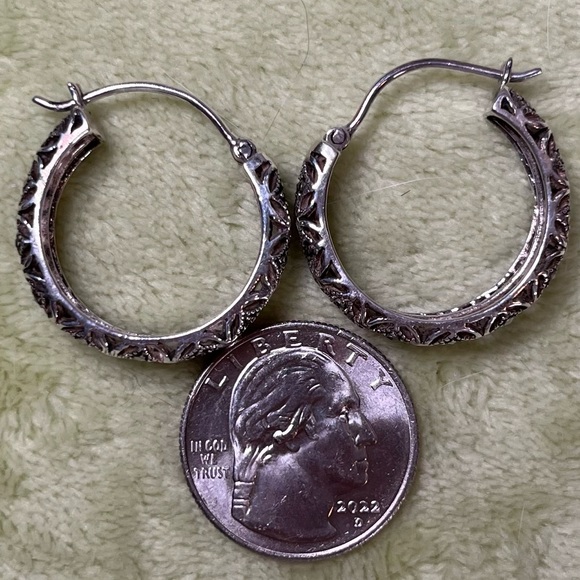 Hoop Earrings 1” Silver tone New - Picture 3 of 4